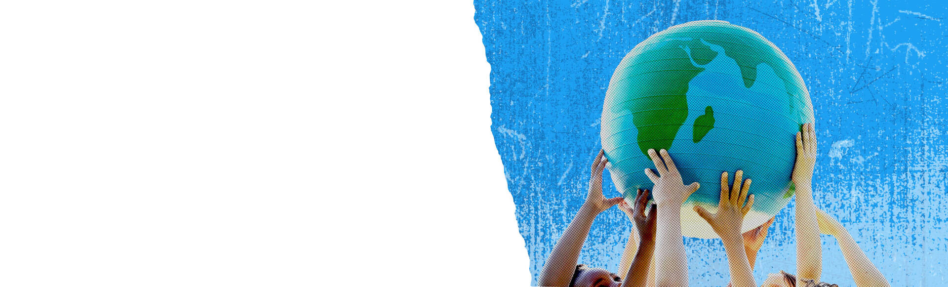 Niños sosteniendo un globo terráqueo