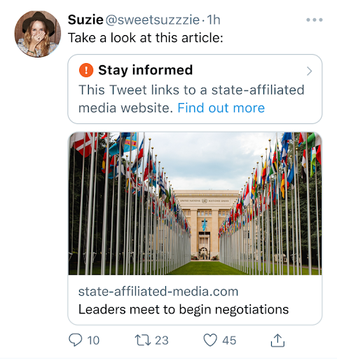 Etiqueta en un Tweet que compartía un enlace a un sitio web de medios afiliados al estado.