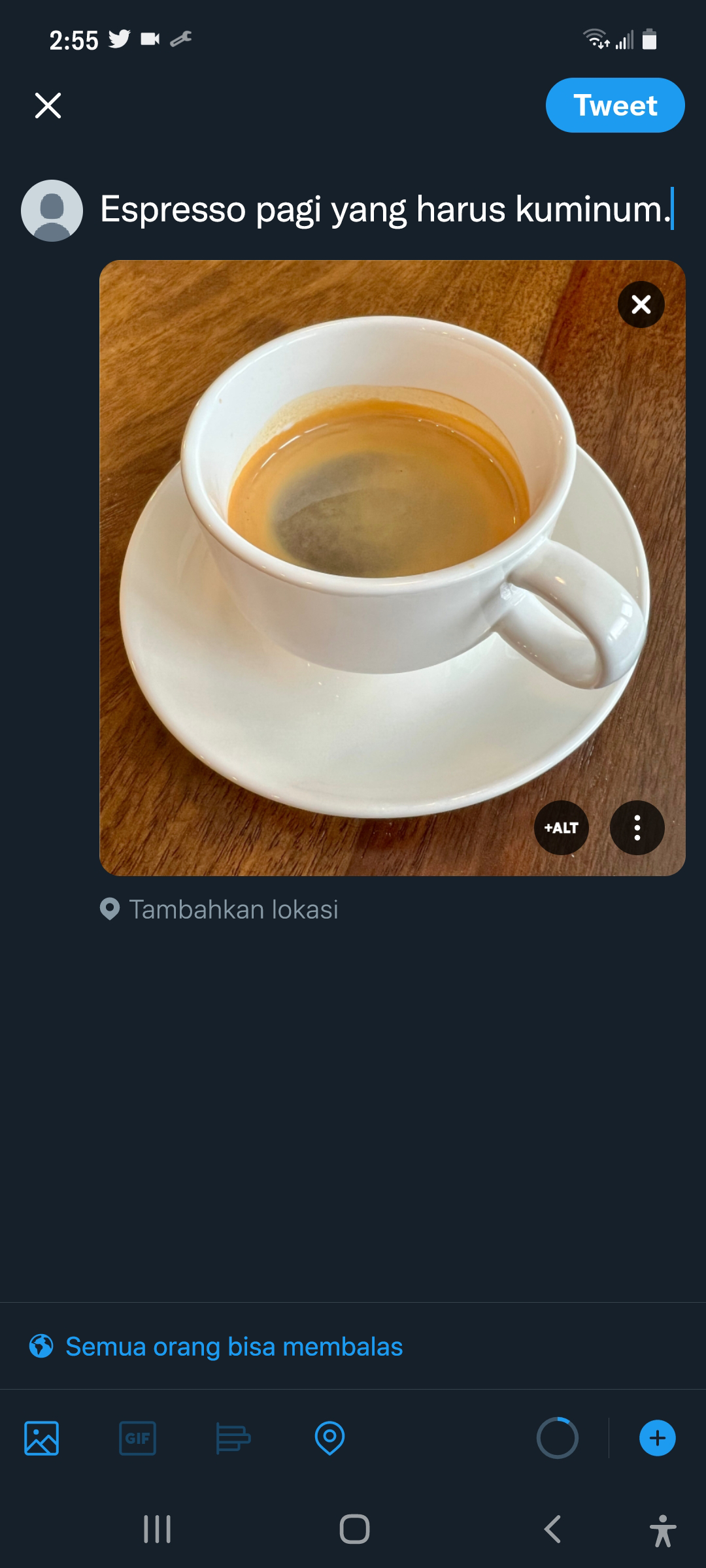 Tangkapan layar Tweet draf dengan teks “Espresso pagi yang wajib kuminum.” Dengan unggahan gambar secangkir espresso. Tombol tambahkan deskripsi gambar berada di bagian bawah gambar.