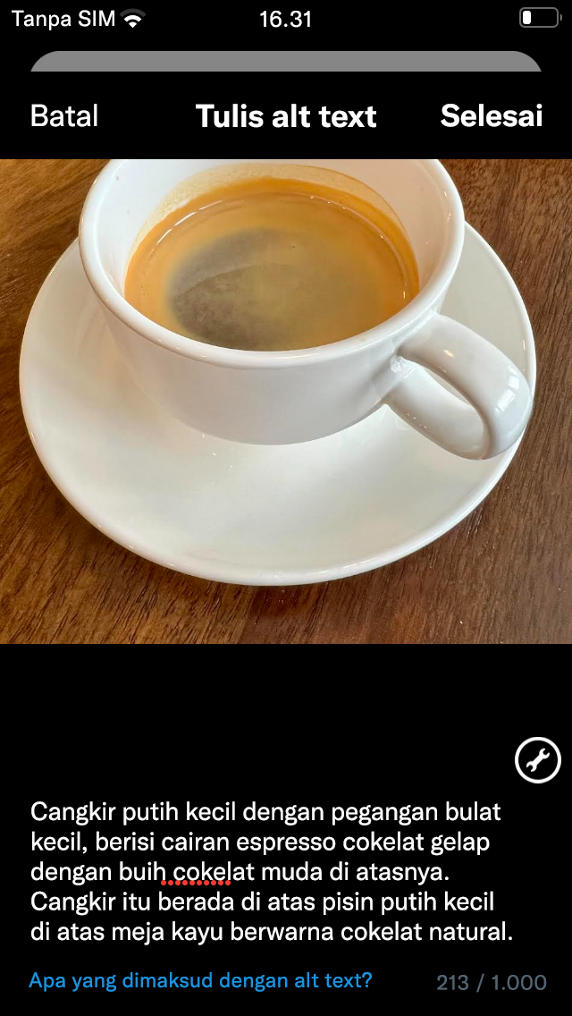 Tangkapan layar deskripsi gambar yang memperlihatkan unggahan gambar secangkir espresso, serta kotak teks berisi deskripsi gambar. Judulnya bertuliskan "Tulis teks alt."