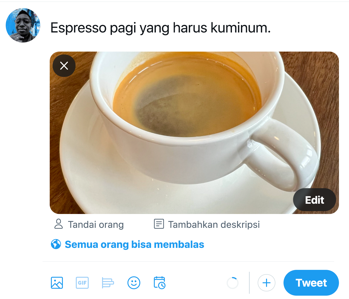 Tangkapan layar Tweet draf dengan teks “Espresso pagi yang wajib kuminum.” Dengan unggahan gambar secangkir espresso.