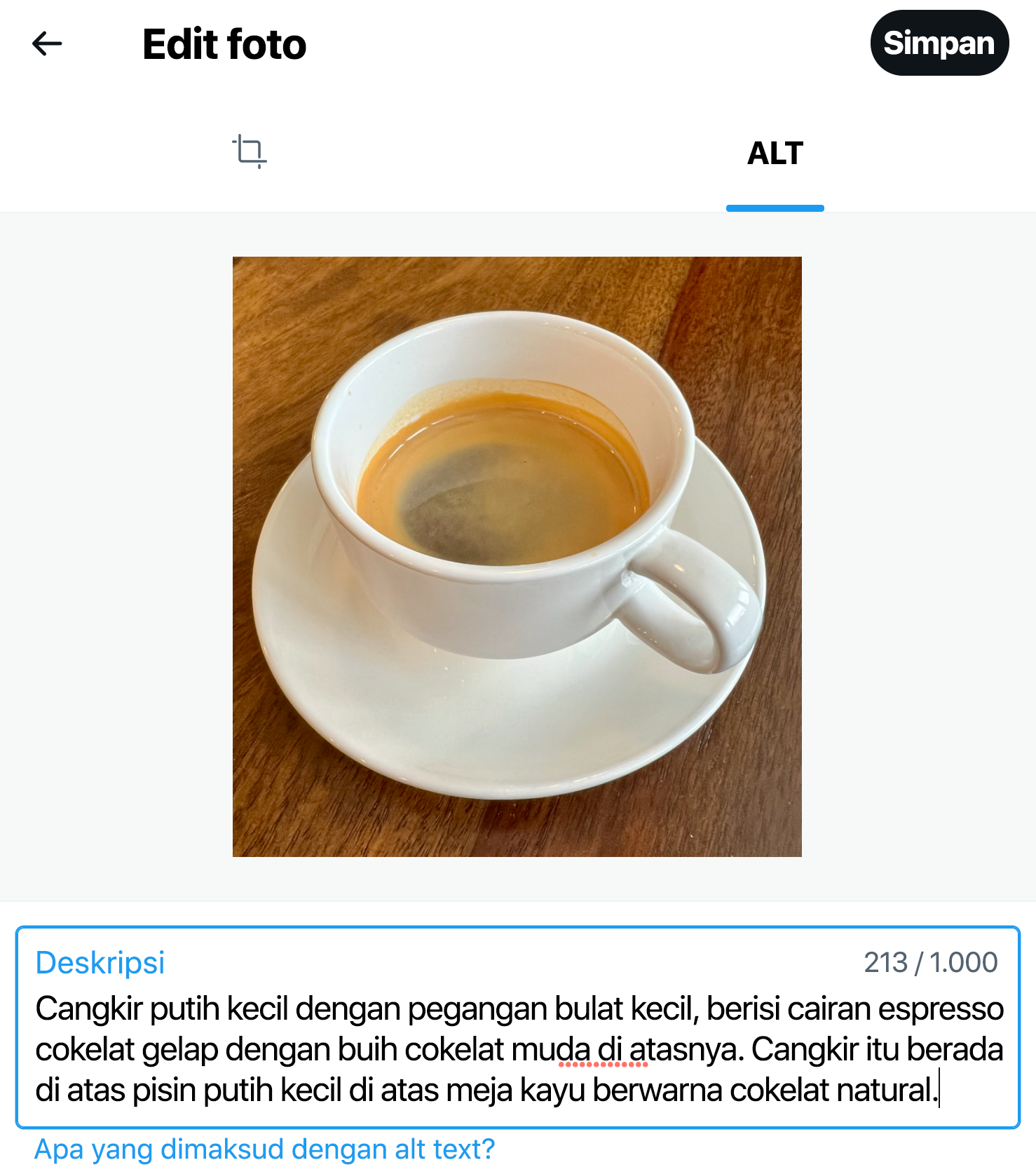 Tangkapan layar kotak dialog deskripsi gambar yang menunjukkan unggahan gambar secangkir espresso, dengan deskripsi pada kotak teks. Kotak dialog ada di tab ALT. Tab pengeditan gambar tidak dapat dipilih.