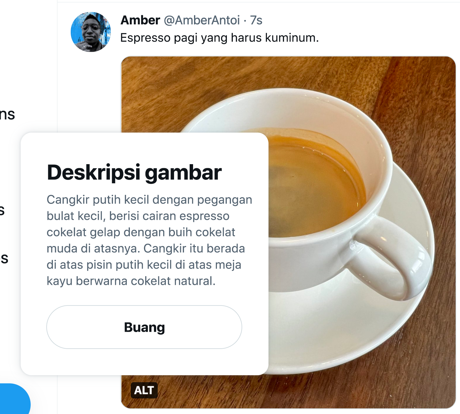 Tangkapan layar Tweet yang sudah diposting dengan dialog deskripsi gambar muncul di atas lencana ALT, di depan gambar. Judulnya "Deskripsi gambar", dan tombol tutup akan muncul setelah penjelasan.