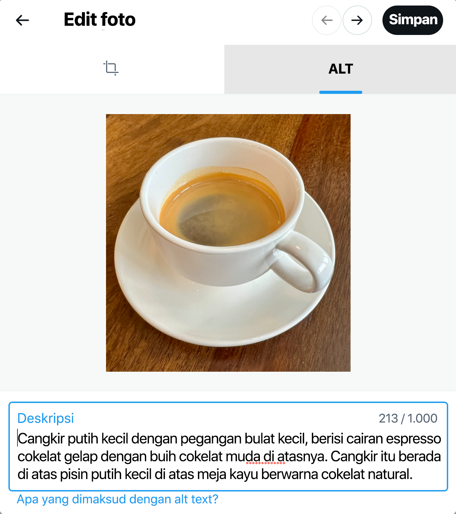 Tangkapan layar kotak dialog deskripsi gambar yang memperlihatkan unggahan gambar secangkir espresso beralaskan cawan, dengan deskripsi gambar pada kotak teks. Kotak dialog ada di tab ALT. Panah Sebelum dan Selanjutnya muncul di sebelah tombol Simpan.