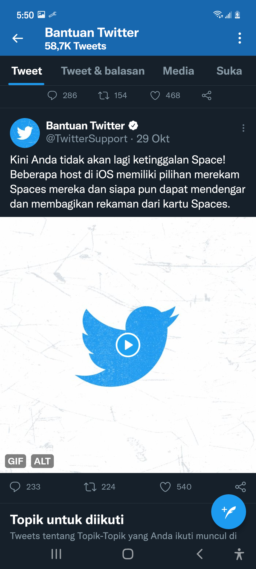 Tangkapan layar Tweet dari @TwitterSupport yang menunjukkan label GIF dan ALT di sudut bawah GIF. Timeline dalam mode redup.