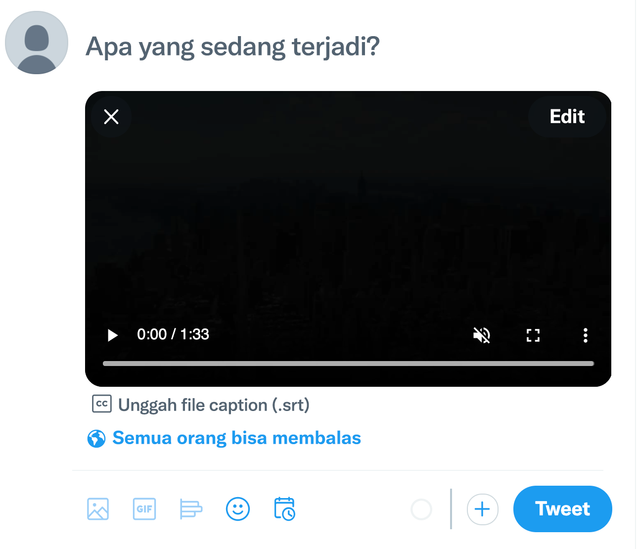 Tangkapan layar Tweet draf dengan sebuah video yang sudah diunggah. Instruksi untuk Mengunggah file teks(.srt) terletak di bawah video.