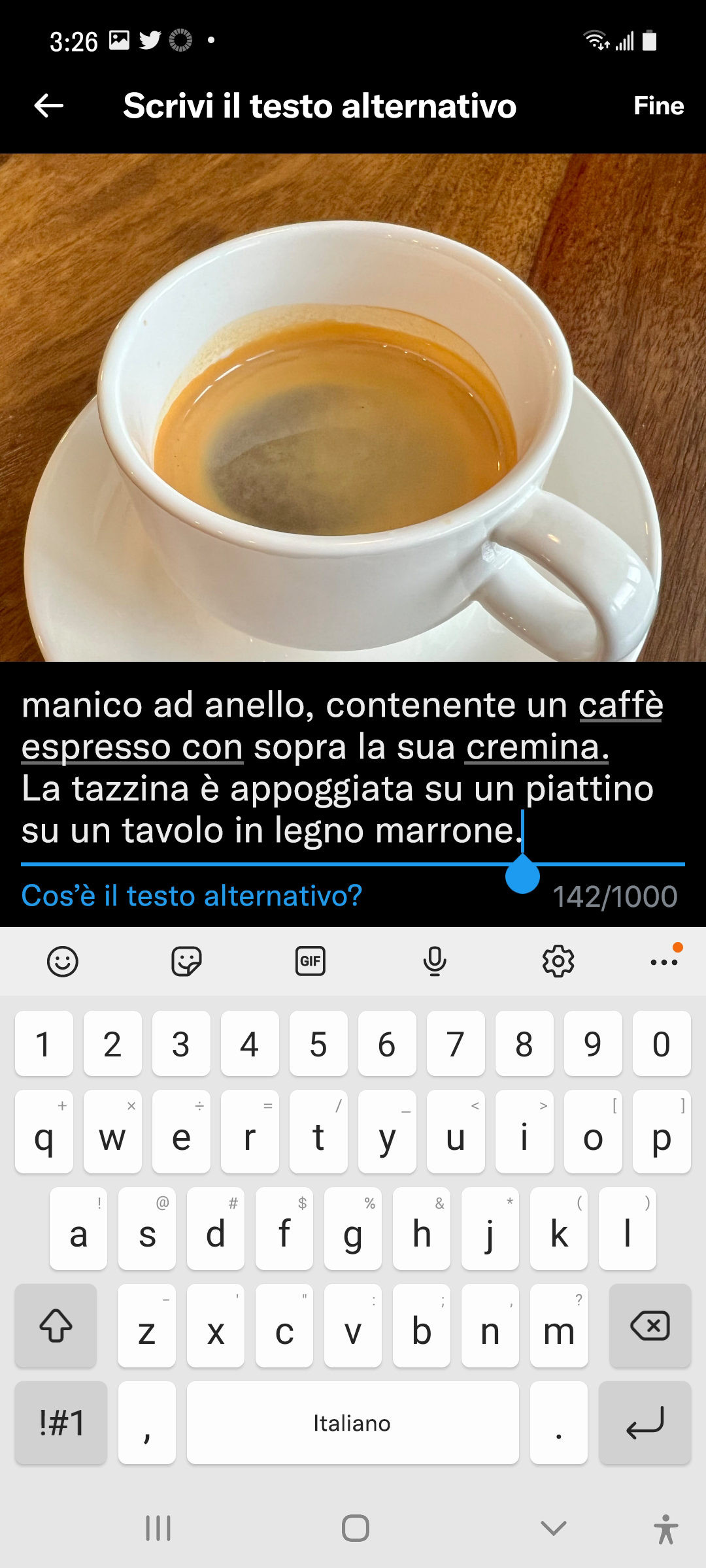 Screenshot della schermata di descrizione immagine che mostra l'immagine caricata del caffè nella tazzina e la casella di testo con la descrizione immagine. Il titolo è "Scrivi il testo alternativo".