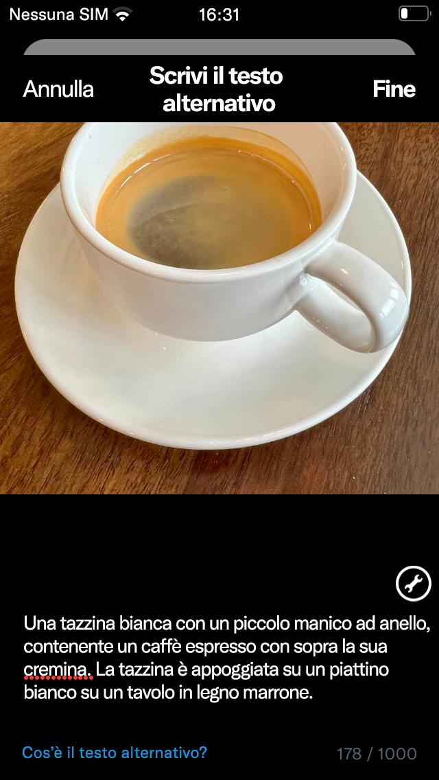 Screenshot della schermata di descrizione immagine che mostra l'immagine caricata del caffè nella tazzina e la casella di testo con la descrizione immagine. Il titolo è "Scrivi il testo alternativo".