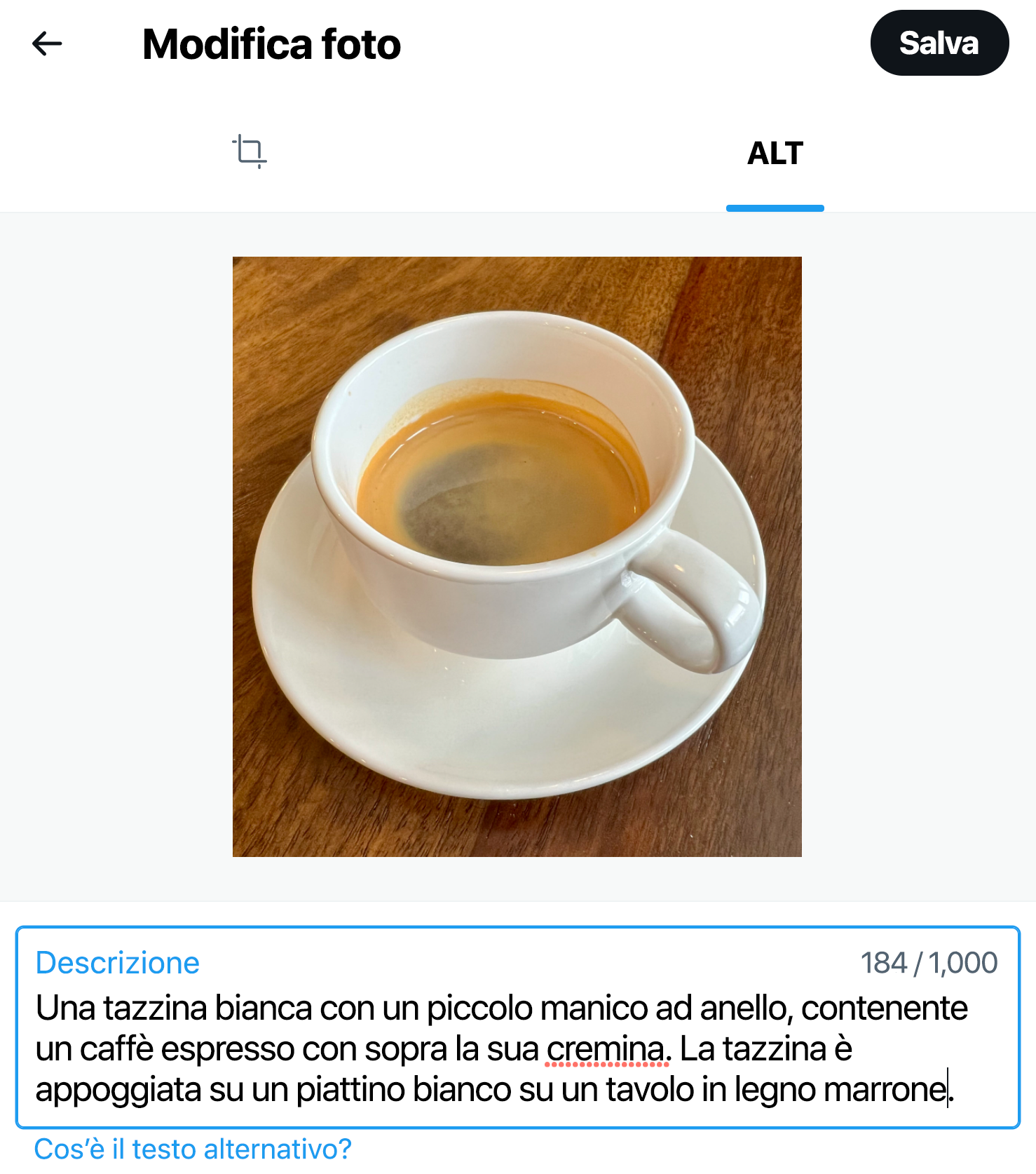 Screenshot della finestra di dialogo della descrizione immagine, che mostra l'immagine caricata del caffè nella tazzina e la casella di testo con la descrizione immagine. La finestra di dialogo è impostata sulla scheda ALT. La scheda di modifica dell'immagine è disattivata.