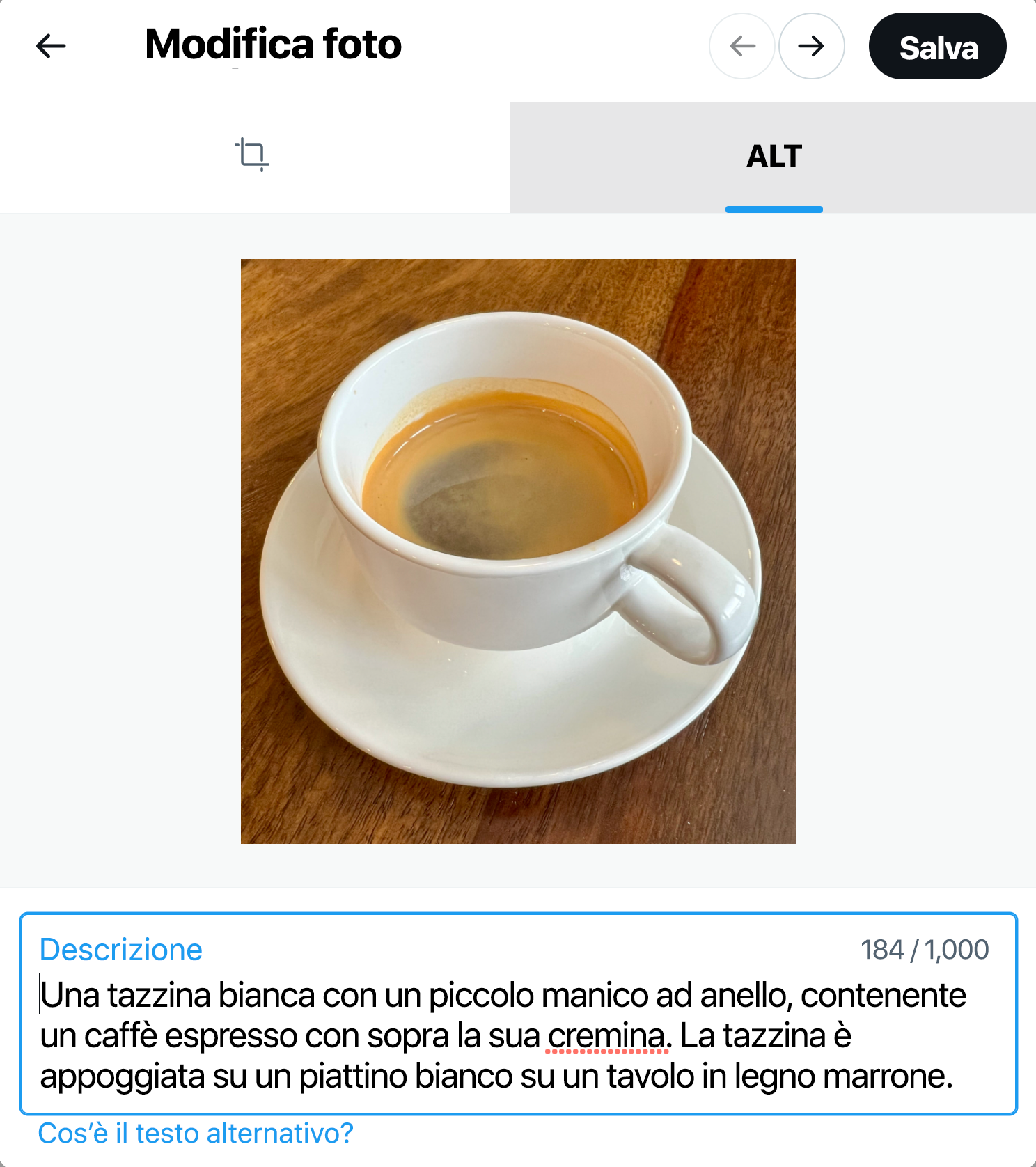 Screenshot della descrizione immagine della finestra di dialogo che mostra l'immagine caricata dell'espresso nella tazzina sul piattino e la casella di testo con la descrizione immagine. La finestra di dialogo è impostata sulla scheda ALT. Accanto al pulsante Salva appaiono le frecce Avanti e Indietro.