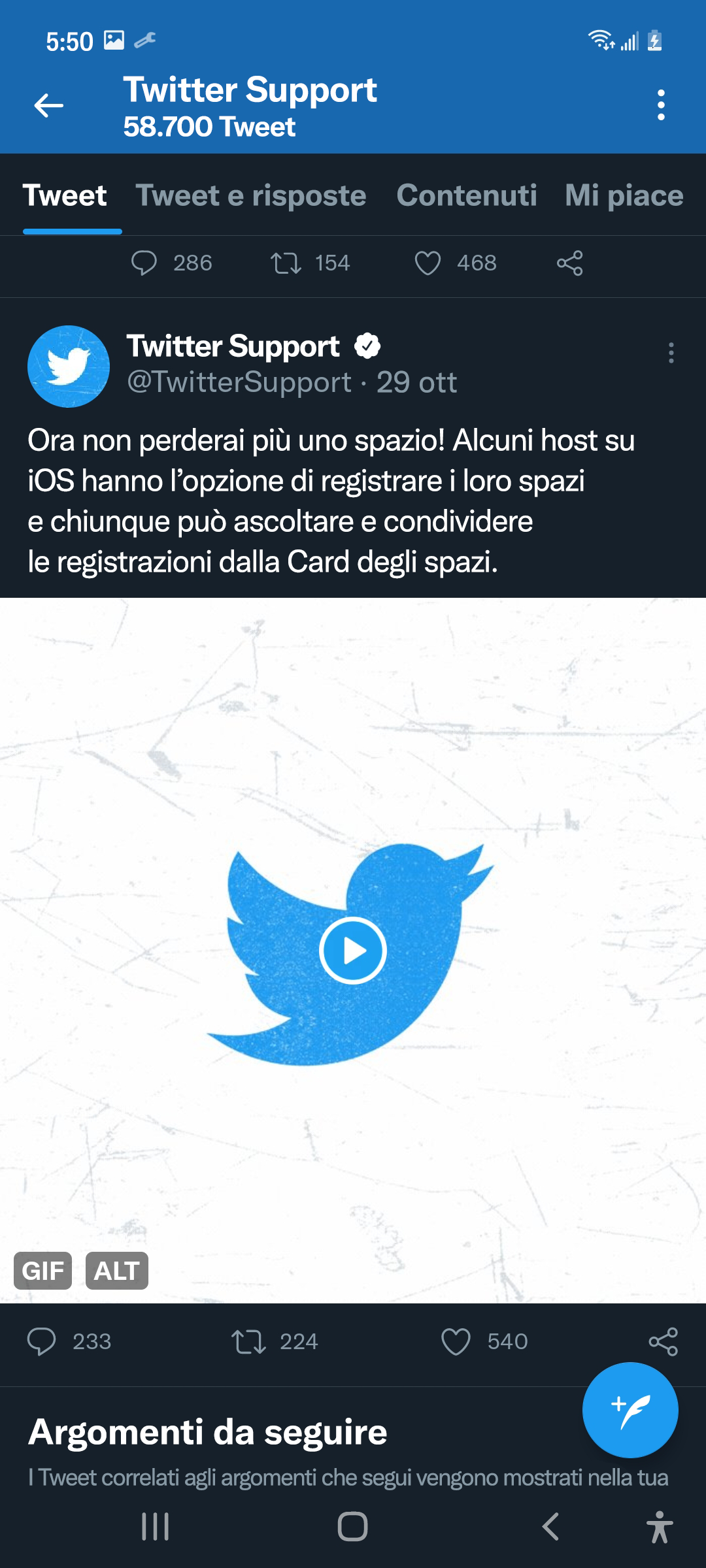 Screenshot del Tweet di @TwitterSupport che mostra l'etichetta GIF e l'etichetta ALT nell'angolo inferiore della GIF. La cronologia è in modalità Luci soffuse.