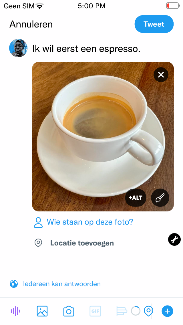 Screenshot van een concepttweet met de tekst 'Ochtendespresso die ik nodig heb'. Met een geüploade afbeelding van een kop espresso. De knop 'Afbeeldingsbeschrijving toevoegen' vind je onderaan de afbeelding.