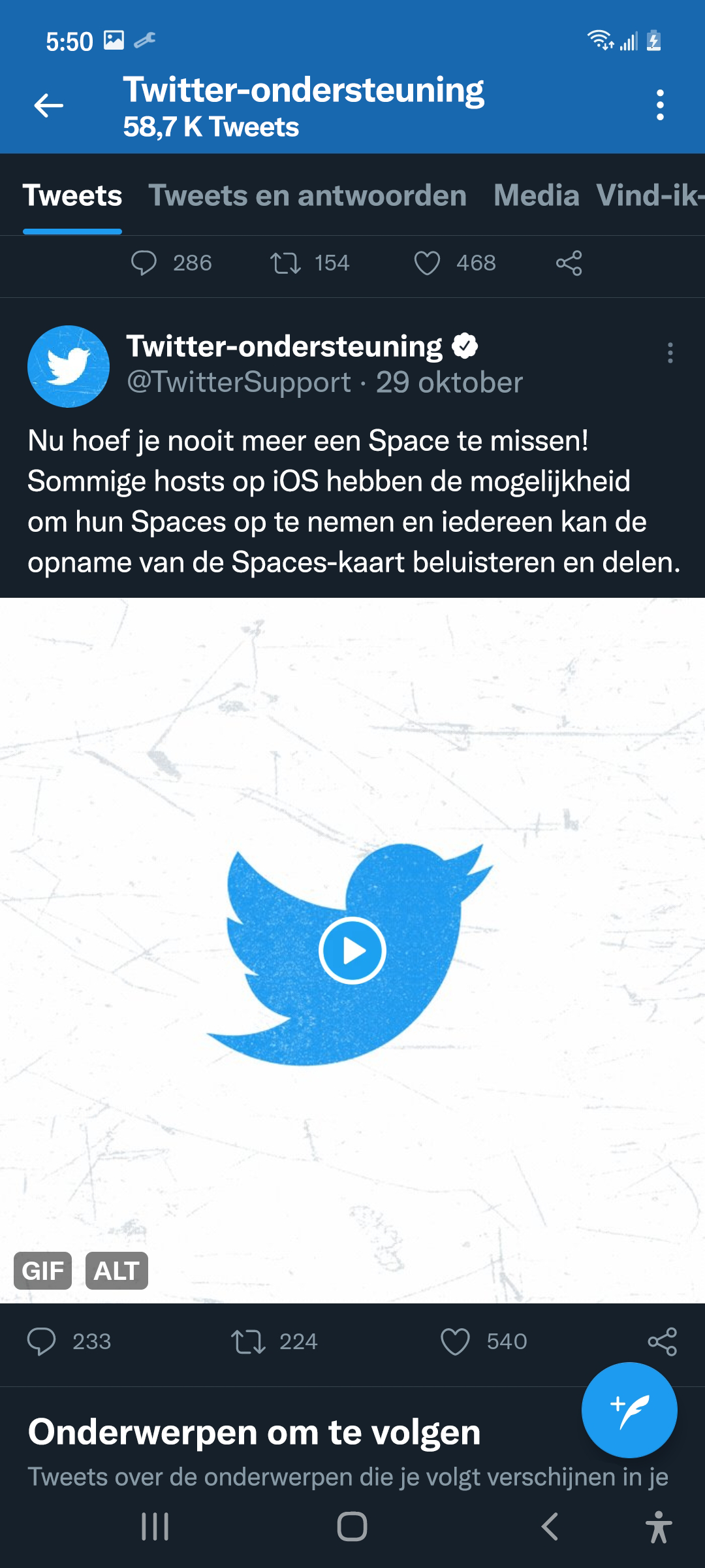 Screenshot van een Tweet van @TwitterSupport met een GIF-label en een ALT-badge in de rechteronderhoek van de GIF. De tijdlijn staat in de gedimde modus.