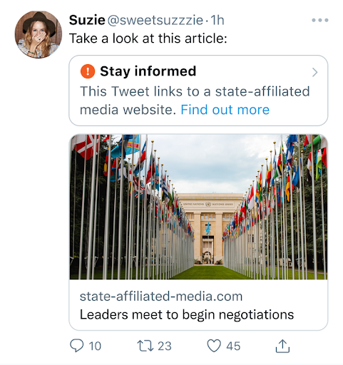 Etiqueta em um Tweet que compartilhou um link para um site de mídia afiliada ao Estado.