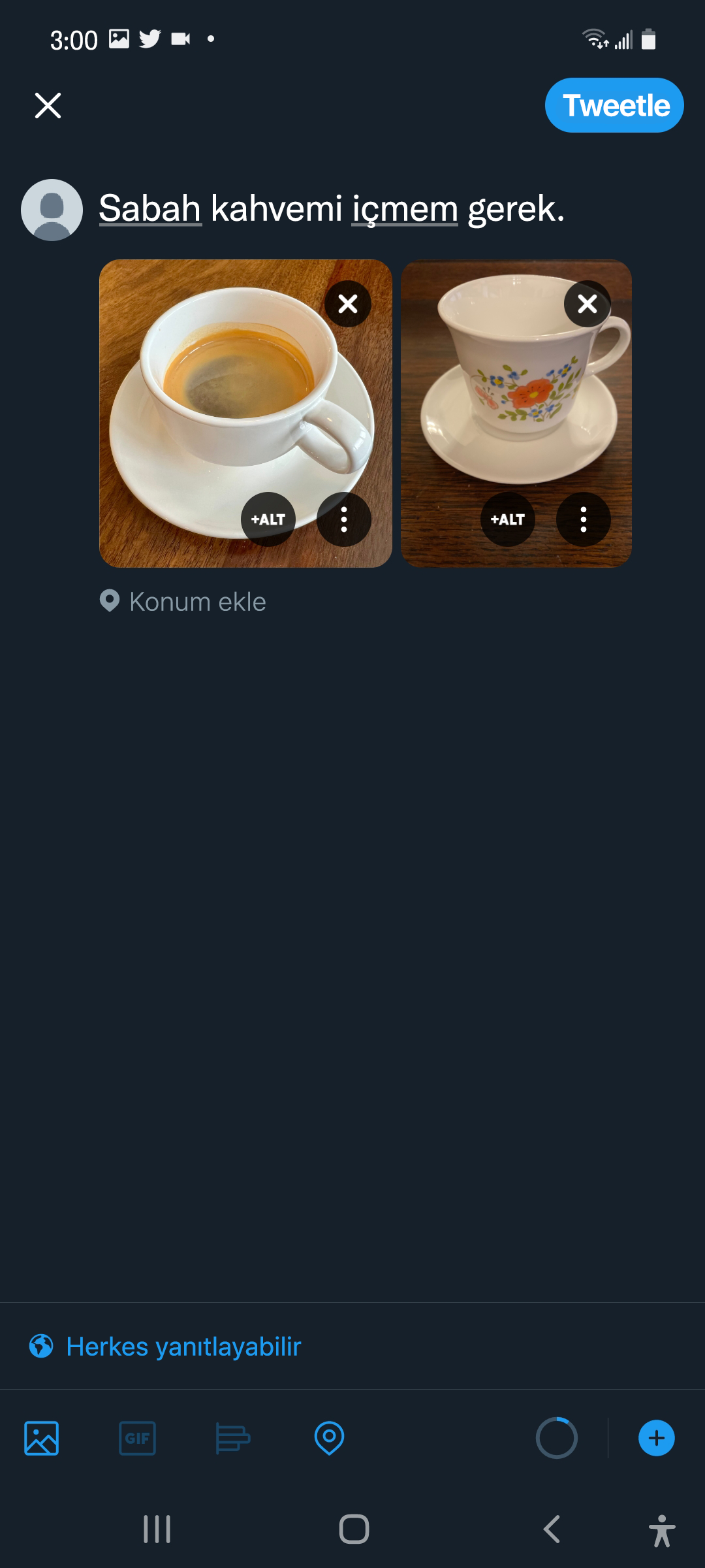 "Sabah kahvemi içmem gerek" metninin yer aldığı Tweet taslağının ekran görüntüsü. Her ikisi de fincan tabağının üzerinde bulunan bir kahve kupası ile üzerinde turuncu ve mavi çiçeklerin bulunduğu küçük beyaz bir kupanın yer aldığı yüklenmiş iki resim. Resim açıklaması ekleme düğmesi, resimlerin altında yer almaktadır.