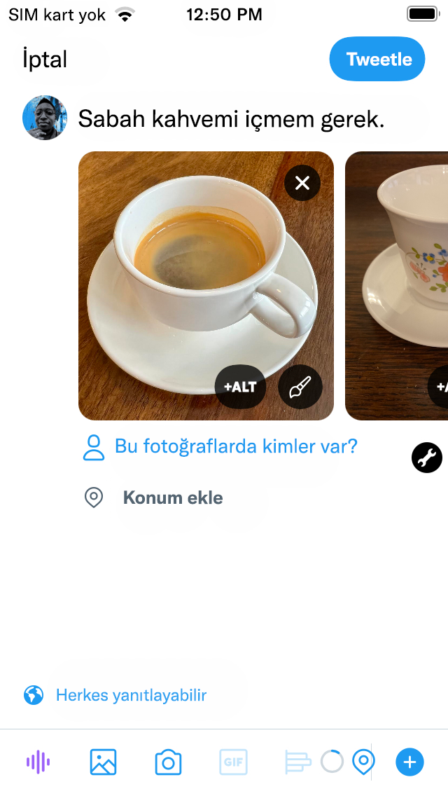 "Sabah kahvemi içmem gerek" metninin yer aldığı Tweet taslağının ekran görüntüsü. Her ikisi de fincan tabağının üzerinde bulunan bir kahve kupası ile üzerinde turuncu ve mavi çiçeklerin bulunduğu küçük beyaz bir kupanın yer aldığı yüklenmiş iki resim. Resim açıklaması ekleme düğmesi, resimlerin altında yer almaktadır.