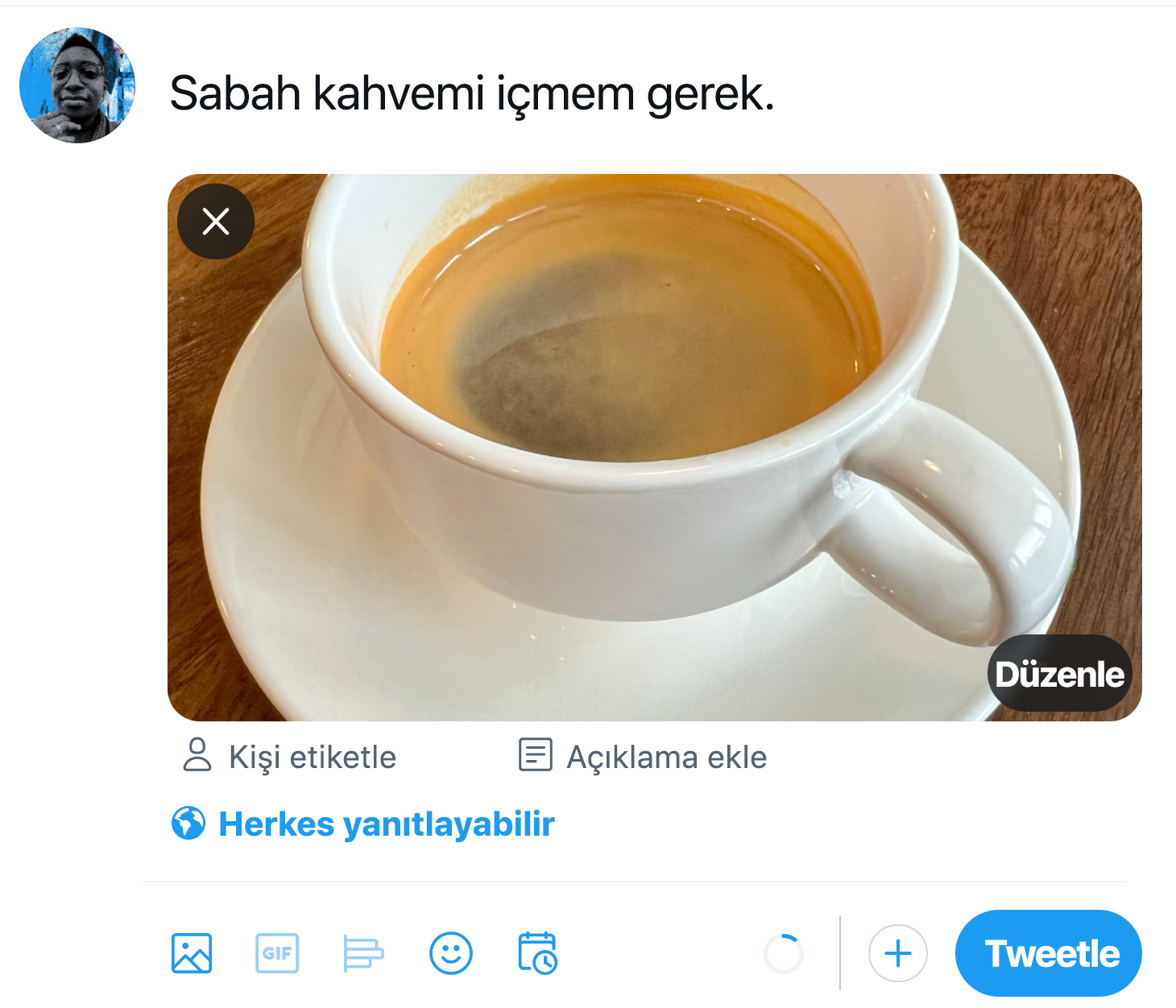 "Sabah kahvemi içmem gerek" metninin yer aldığı Tweet taslağının ekran görüntüsü. Yüklenen kahve kupası resmiyle birlikte gösterilir.