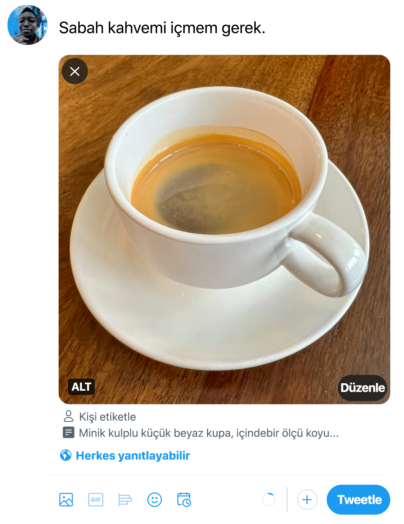 "Sabah kahvemi içmem gerek" metninin yer aldığı Tweet taslağının ekran görüntüsü. Yüklenen kahve kupası resmiyle birlikte gösterilmektedir. Kesilen resim açıklaması, resmin altında görüntülenir.